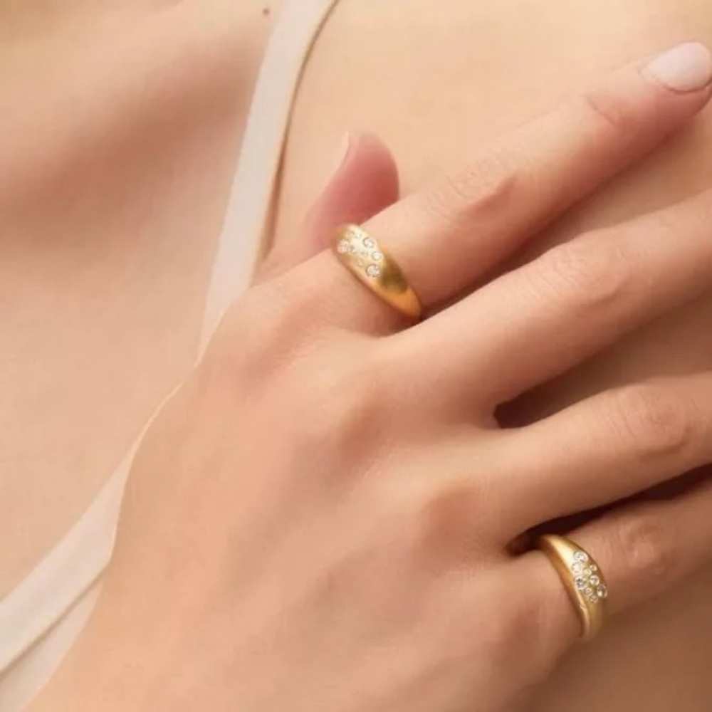 Elizabeth Moore. REDUCED! Buy Now! 18K Satin Finish Pinkie. Diamond Scattered. - Picture 6 of 7
